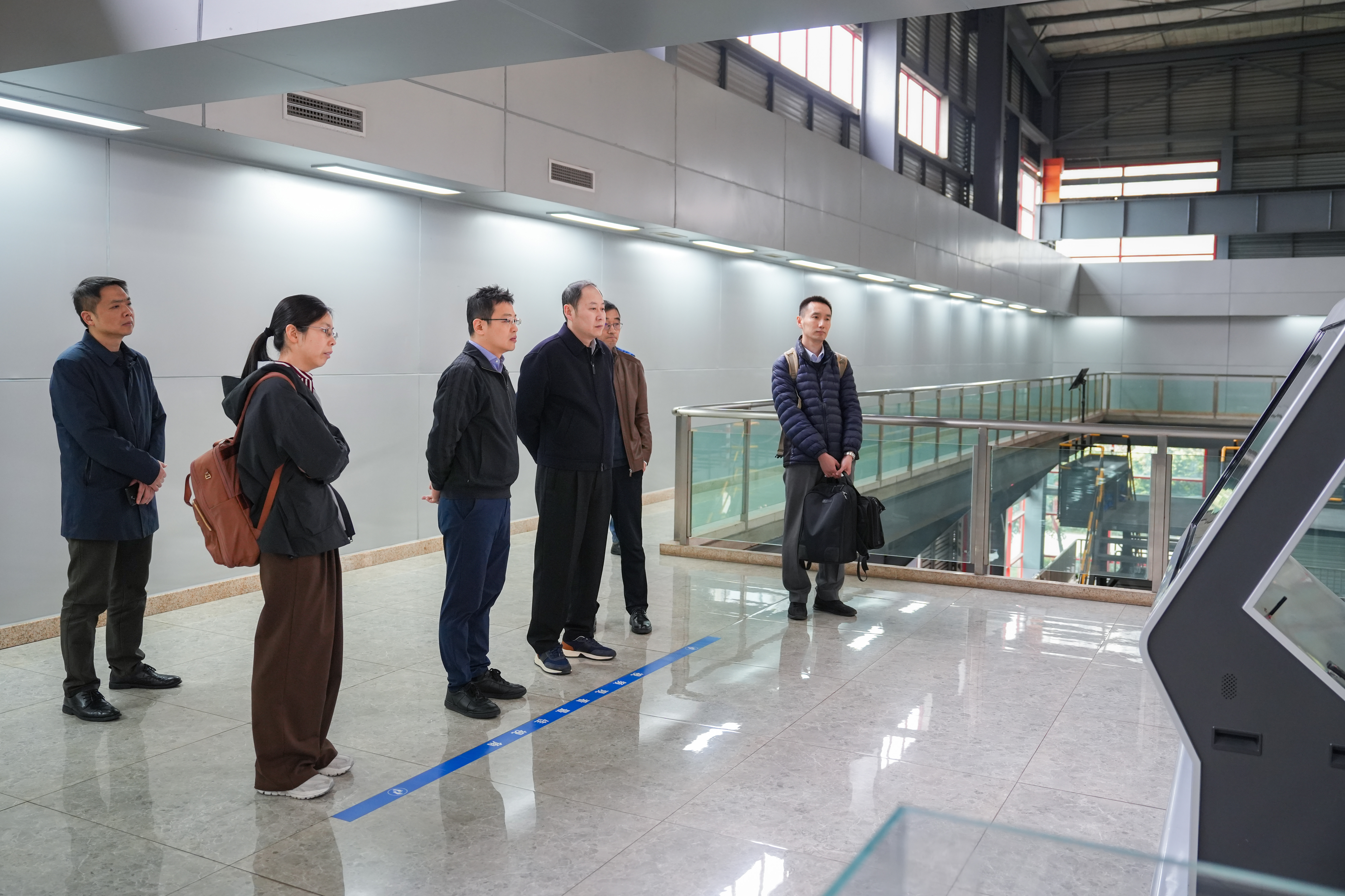 中信環(huán)境黨委委員、副總經(jīng)理王松一行到三峰環(huán)境集團(tuán)考察交流